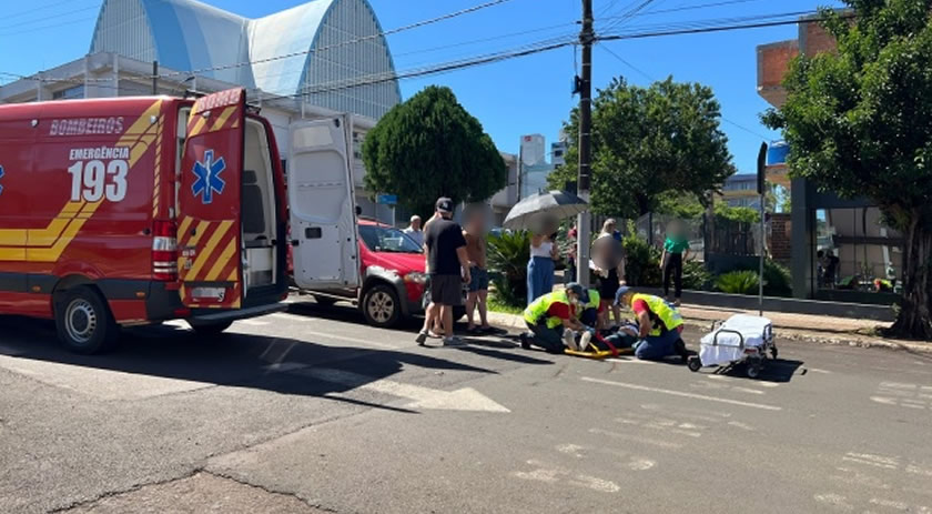 Mulher é atropelada em cruzamento no centro