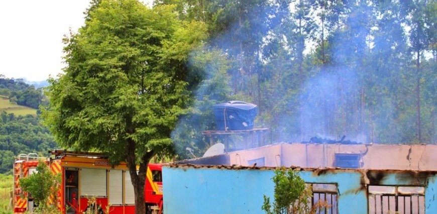 Fogo destrói residência no interior