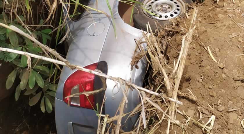 Jovem fica ferida após sair da pista e capotar veículo