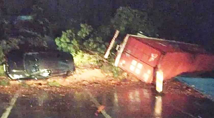 Deslizamento de terra interdita BR-376 em Guaratuba; carros foram atingidos