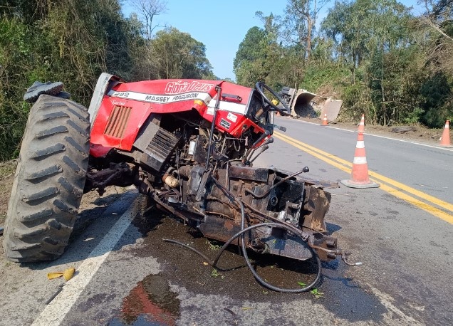Trator se parte ao meio após ser atingido por caminhão em SC