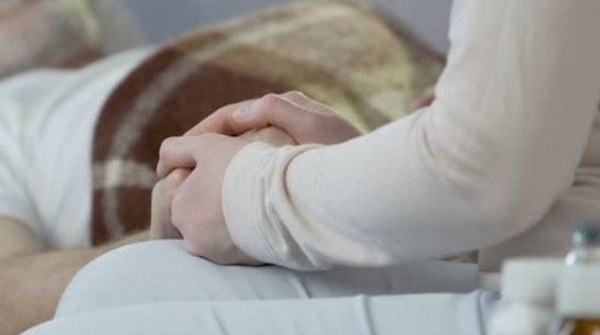 Médica que assiste pacientes terminais lista os 5 grandes arrependimentos no leito de morte
