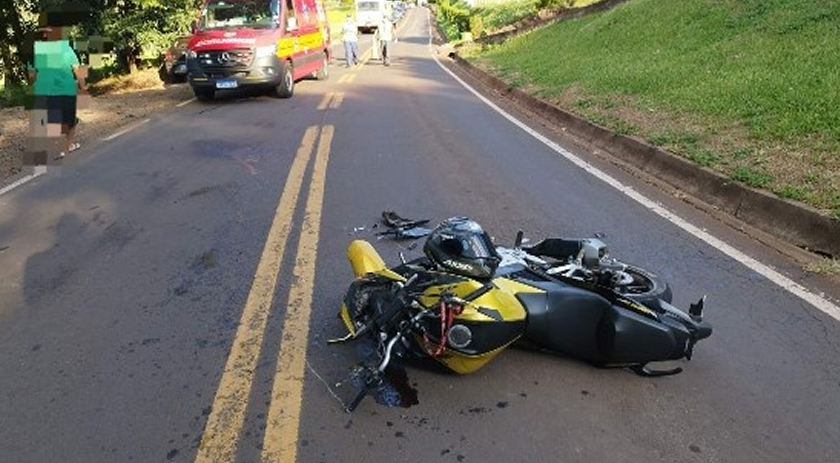 Motociclista fica ferido ao colidir contra carro