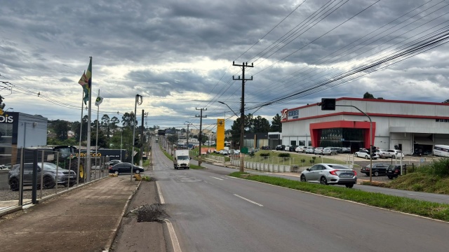 Semáforo atingido por caminhão será reinstalado na segunda-feira (12); afirma secretário