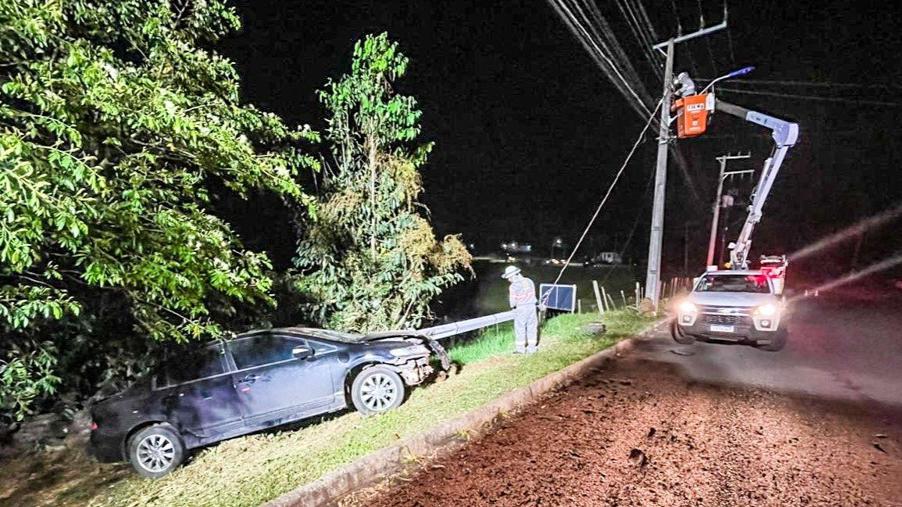 Mulher perde o controle da direção de veículo e se choca contra poste no Bairro São Gotardo