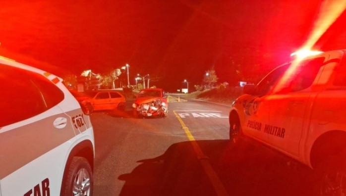 Colisão frontal de carros deixa dois feridos