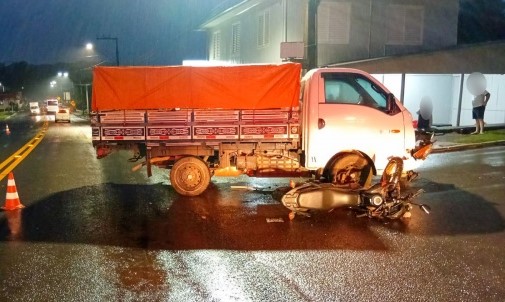 Adolescente fica gravemente ferido após colisão entre motocicleta e caminhão na SC-163