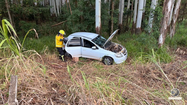 Mulher e criança ficam feridas após carro sair da pista e capotar na SC-492
