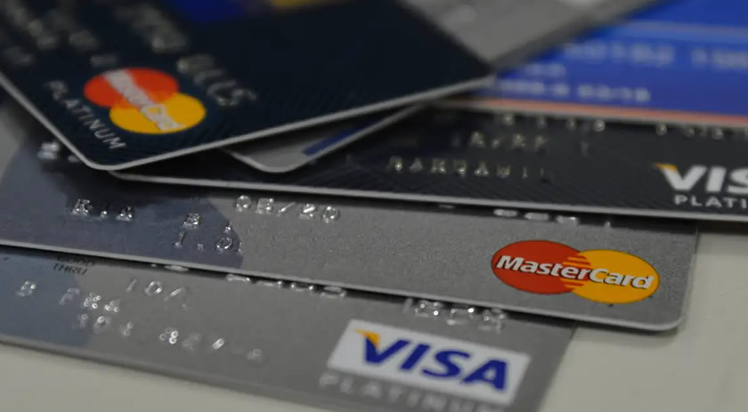 Taxa de juros do cartão de crédito volta a subir e atinge 450% ao ano, diz Banco Central