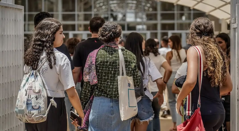 Sete a cada dez estudantes usam IA na rotina de estudos