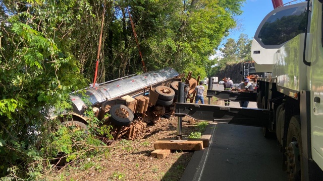 BR-282 fica interditada por mais de duas horas após caminhão de leite tombar entre São Miguel do Oeste e Maravilha