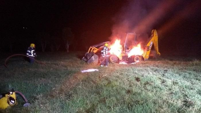 Retroescavadeira pega fogo e fica destruída durante a madrugada