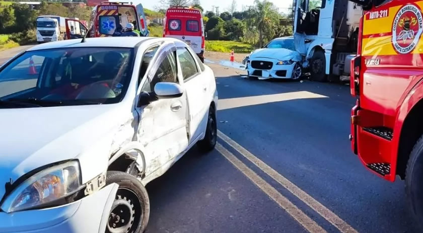 Mecânico prensado por carro de luxo desgovernado morre no hospital