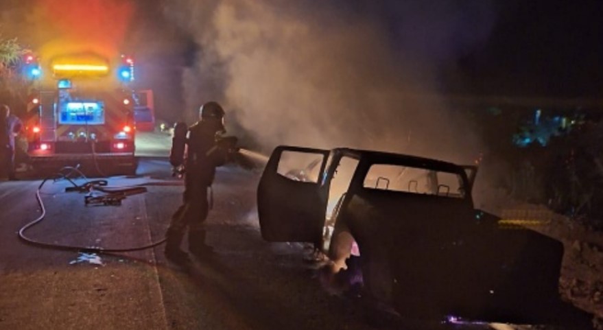 Criminosos roubam camionete, fazem motorista refém e depois tacam fogo no veículo