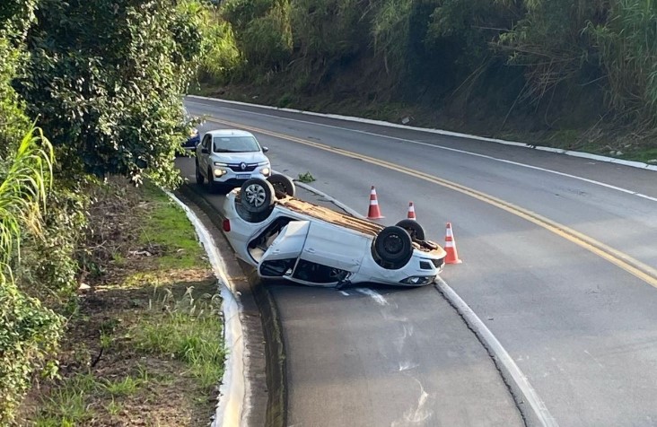 Carro capota em acidente com motocicleta na BR-282
