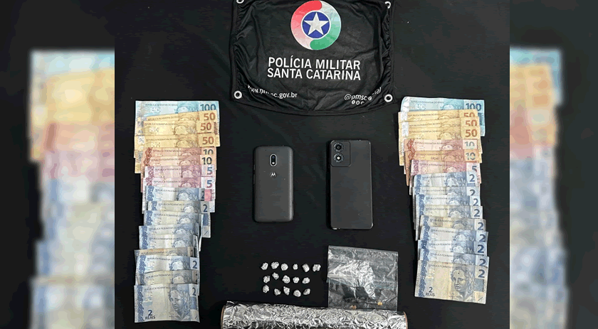 Com apoio de cão policial, PM apreende drogas e prende suspeitas