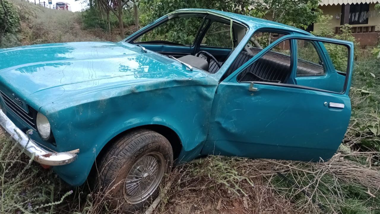 Veículo sai da pista e capota no interior de Anchieta