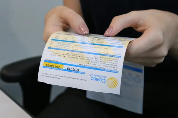 Conta de luz pesa mais no bolso dos brasileiros do que em 77 países, mostra levantamento