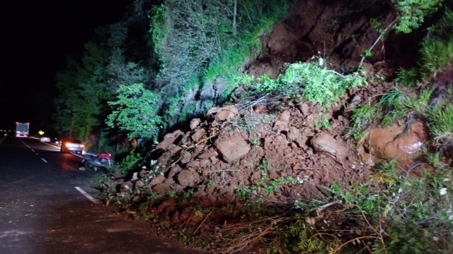 Deslizamento de terra e pedras atinge motociclista na BR 282