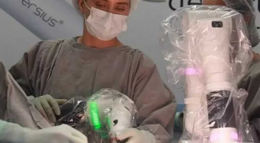 Médica é a 1ª mulher a fazer cirurgia com robô em SC: “Que outras tenham essa oportunidade”