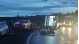 Em colisão com automóvel, condutor de motocicleta sai com lesões graves