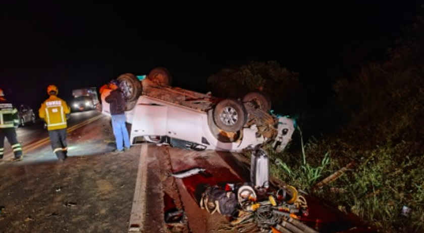 Capotamento de caminhonete deixa motorista ferido na BR-282