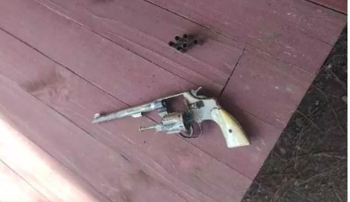 Homem não aceita fim do casamento, invade casa e atira na ex e no filho dela