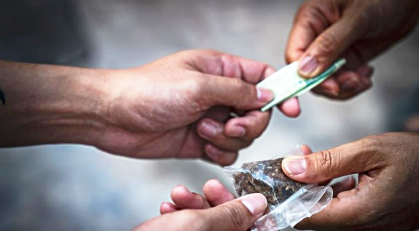 Homem é preso por tráfico de drogas, lesão corporal e ameaça