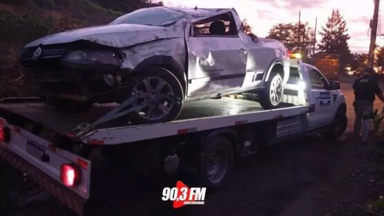 Jovem morre prensada por carro e homem foge após capotamento em SC