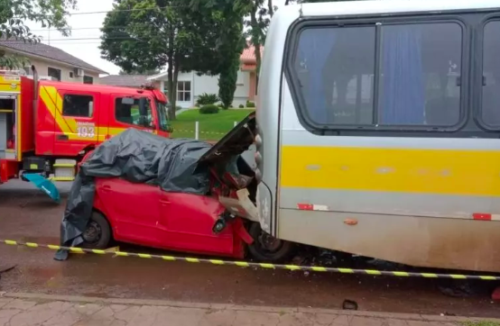 Motorista morre após bater em ônibus estacionado no Oeste