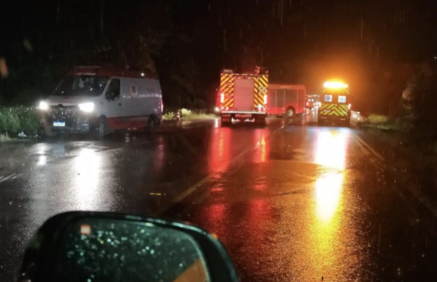 Motorista fica três horas preso às ferragens após caminhão capotar na BR-282