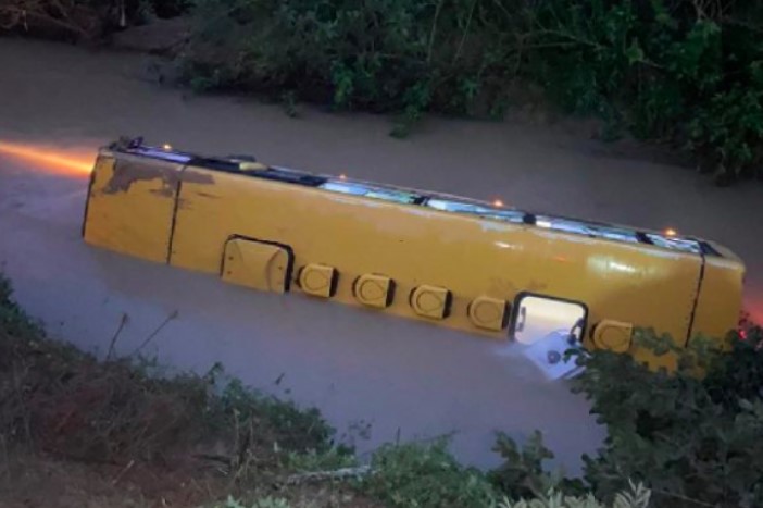 Motorista de ônibus escolar que caiu em rio de SC estava embriagado no momento do acidente