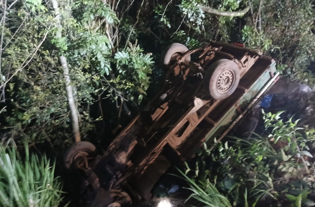 Acidente com carreta agrícola deixa motorista ferido