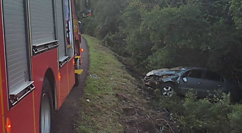 Saída de pista seguida de capotamento deixa mulher gravemente ferida na BR-280