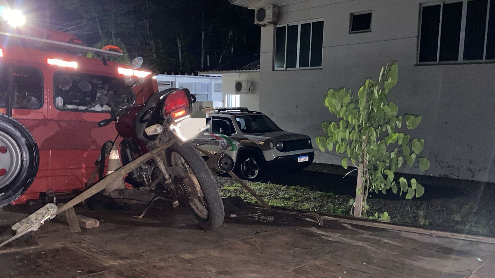 Motociclista sem habilitação é preso após empinar moto e tentar fugir da PM