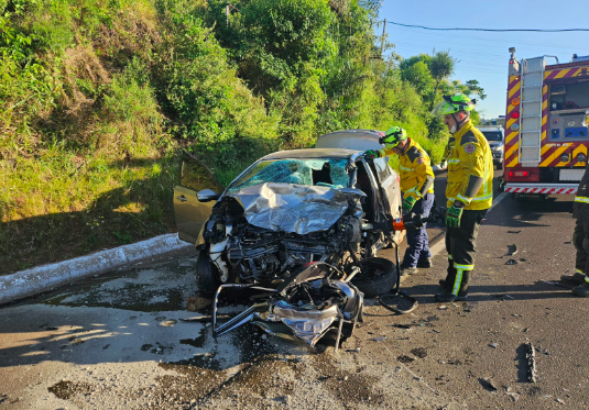 Motorista de carro morre em colisão contra caminhonete na BR-282