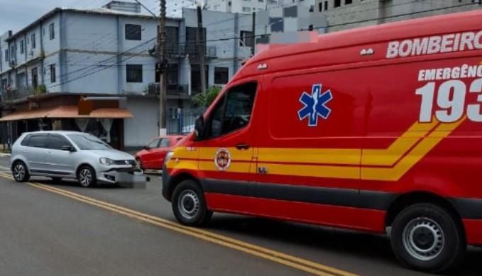 Motociclista é encaminhado ao Hospital após colisão com carro