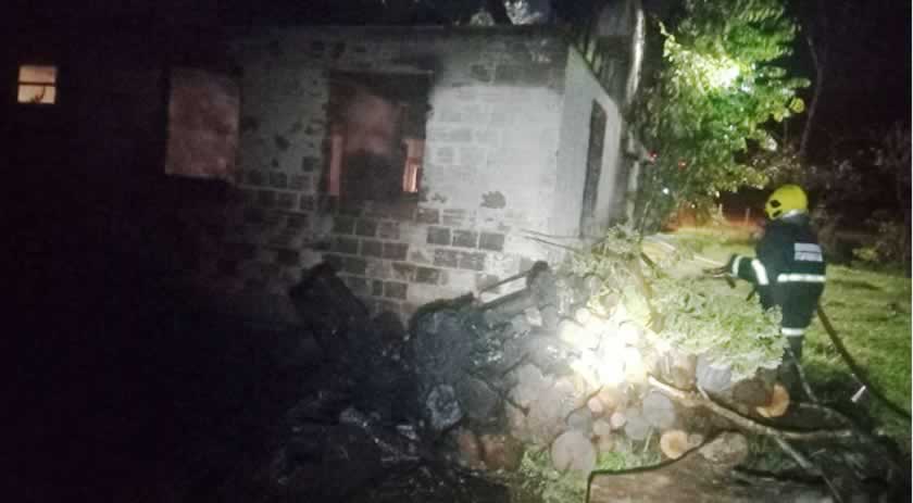 Bombeiros  salvam 75% de residência incendiada