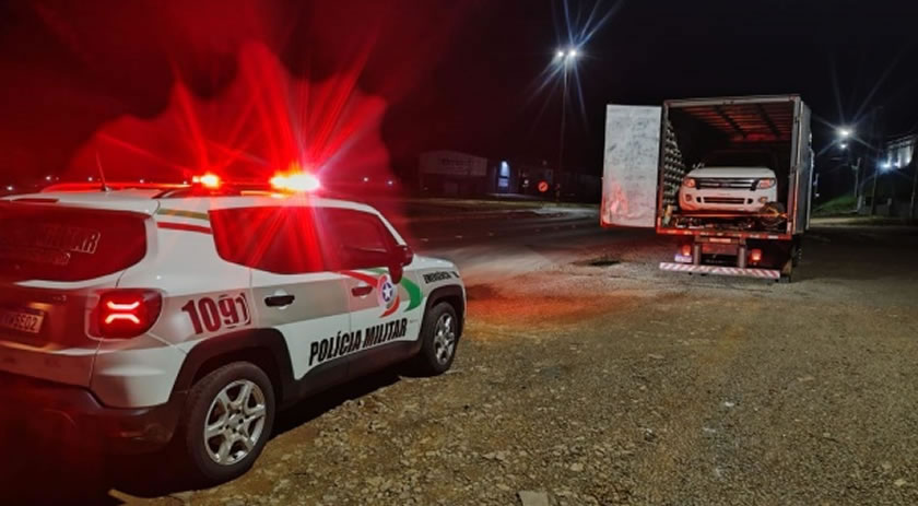 Homem é preso com caminhonete furtada escondida em baú de caminhão