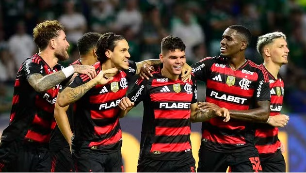 Rossi pega pênalti, Flamengo vence Palmeiras e encosta na liderança do Brasileirão