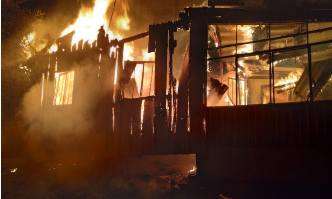 Residência de madeira é destruída por incêndio durante a madrugada no Oeste