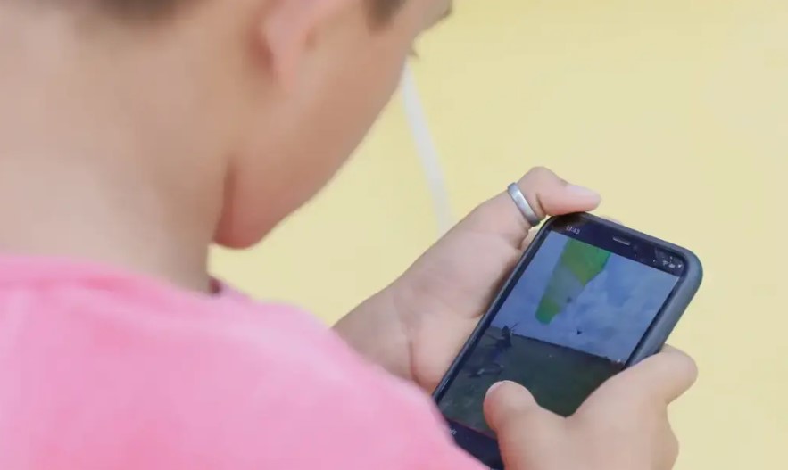 Alesp aprova projeto que proíbe uso de celular nas escolas do estado