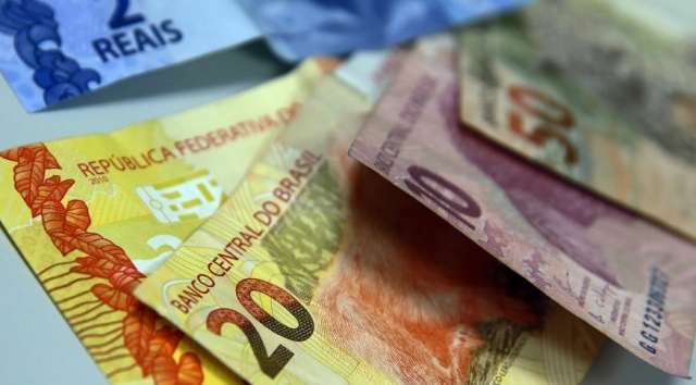 Salário dos parlamentares brasileiros é 15 vezes maior que renda da população