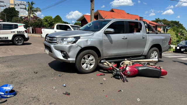 Mulher fica ferida em colisão entre moto e caminhonete no centro