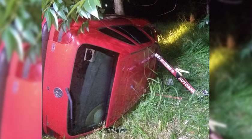 Veículo capota às margens da BR 163 e duas pessoas são socorridas pelos Bombeiros