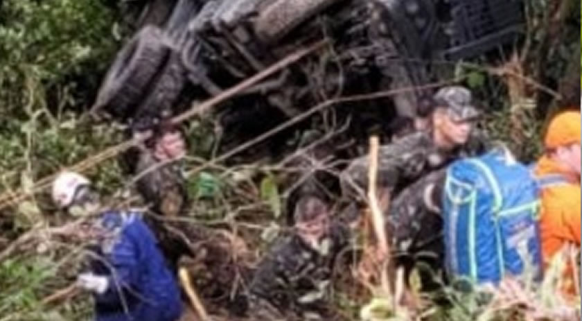 Caminhão do exército sofre acidente grave em ribanceira em Blumenau
