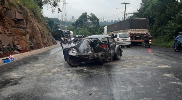 Acidente entre carros e carreta termina em morte no Contorno Viário Oeste, em Chapecó