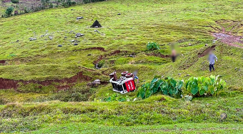 Operador fica ferido em tombamento de máquina no interior