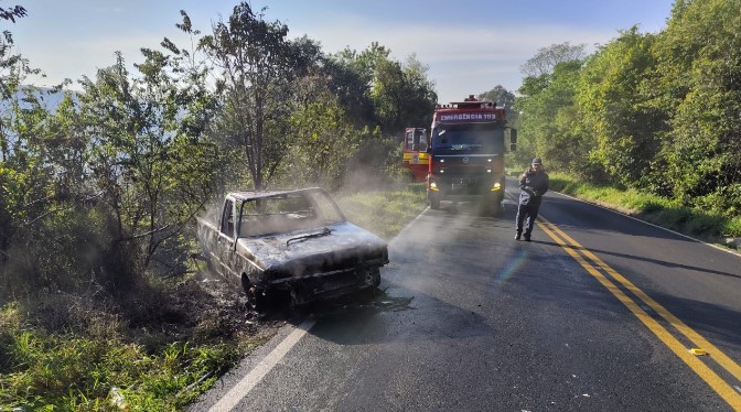 Veículo fica totalmente destruído após ser atingido por incêndio no Oeste