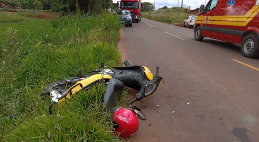 Mulher sofre ferimentos graves em colisão entre moto e caminhão no interior do município